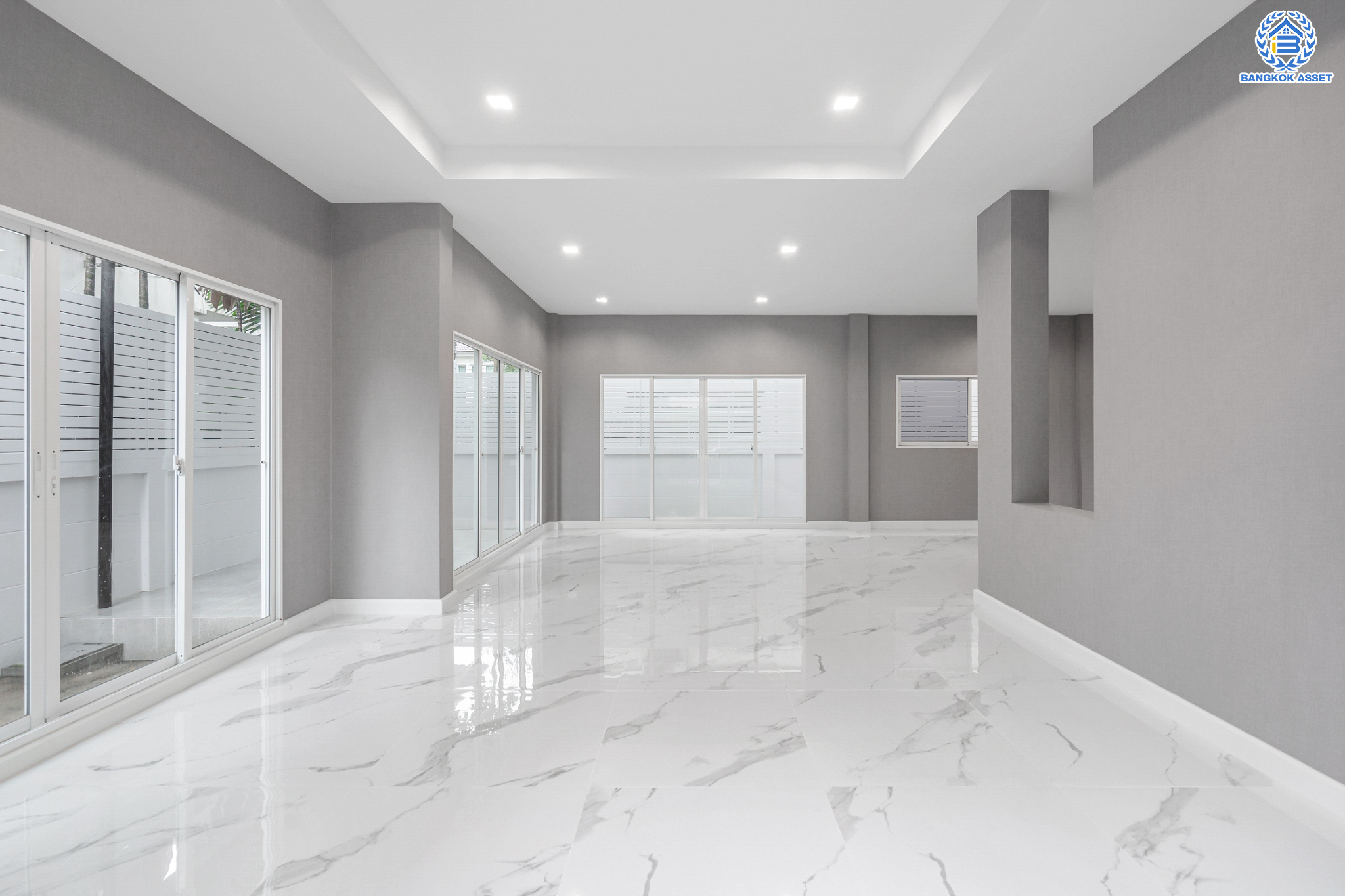 บ้านมือสองตกแต่งใหม่ แบรนด์สุดหรูจาก SC ASSET ม.บางกอกบูเลอวาร์ด สาทร-ปิ่นเกล้า ถนนเมน เนื้อที่ 72.7 ตร.ว. กว้างขวางบนพื้นที่ใช้สอยกว่า 311 ตร.ม. ฟังก์ชันจัดเต็ม 4 ห้องนอน 4 ห้องน้ำ (ห้องนอนทุกห้องมีห้องน้ำในตัว) จอดรถได้ 3 คัน บนทำเลใจกลางราชพฤกษ์ ใกล้ทางด่วน "ศรีรัช" พร้อมเชื่อมสู่สาทร-ปิ่นเกล้า ได้อย่างรวดเร็ว